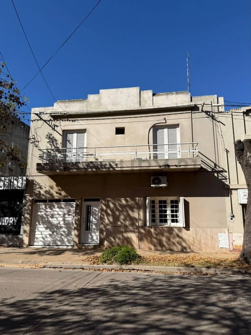 VENTA DE HERMOSA CASA DE 3 HABITACIONES CON PILETA Y COCHERA EN EL CENTRO DE VENADO TUERTO — foto 1