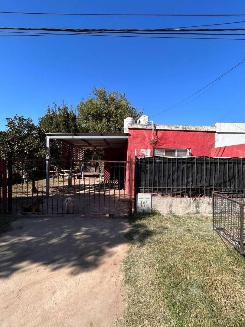 Oportunidad de inversión en Villa Cañás – Casa sobre amplio terreno — foto 1