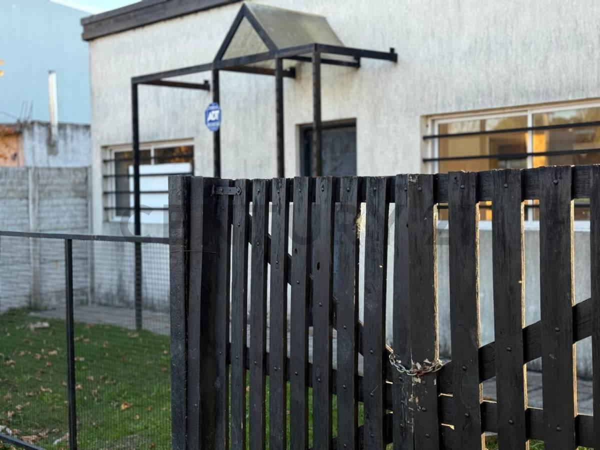 Casa en Venta de 2 dormitorios, 3 ambientes, en 496 Entre 2 y 3, Manuel B. Gonnet, partido de La Pl — foto 1