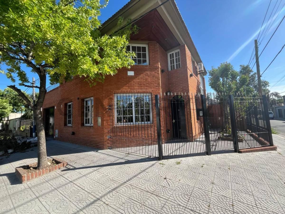 Casa en alquiler, 3 dormitorios, ubicada en Villa Elvira, La Plata — foto 1