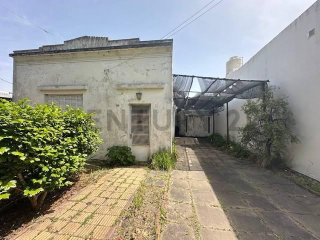CASA A LA VENTA A REFACCIONAR EN LA PLATA — foto 1