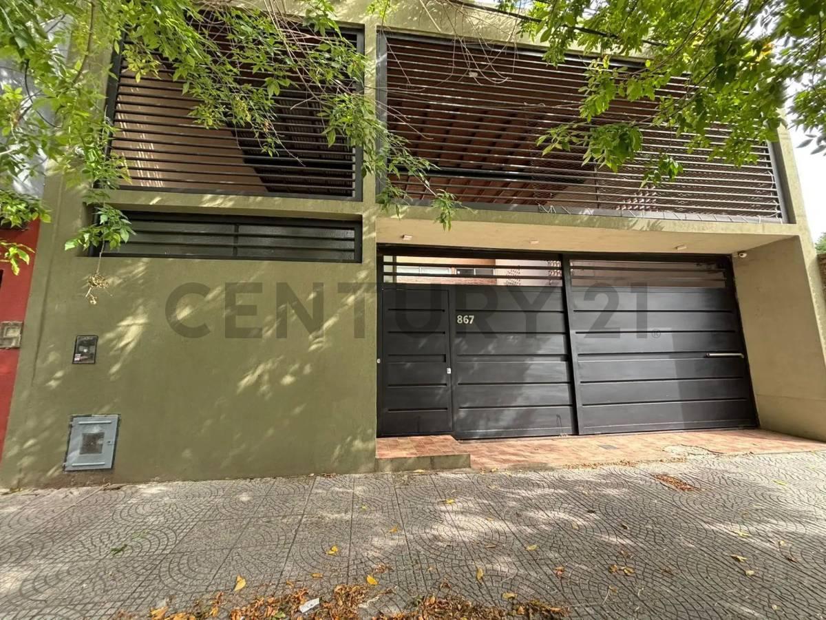 CASA 3 DORMITORIOS A LA VENTA CON COCHERA DOBLE Y PILETA, EN LA PLATA — foto 1