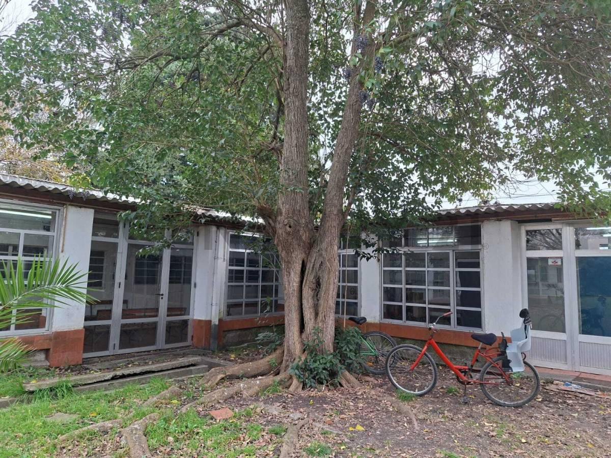 EDIFICACIÓN EN VENTA AULAS Y PARQUE EN MELCHOR ROMERO — foto 1