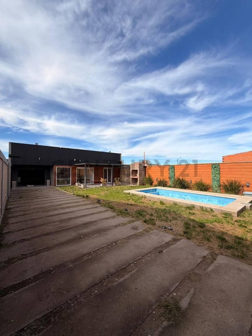Casa 2 dormitorios con pileta, quincho y gran patio - general alvear — foto 1