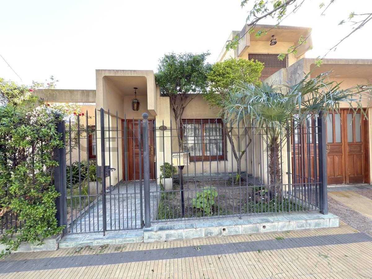 Hermosa casa de tres habitaciones, con pileta y jardín en zona Sagrado Corazón – Venado Tuerto — foto 1