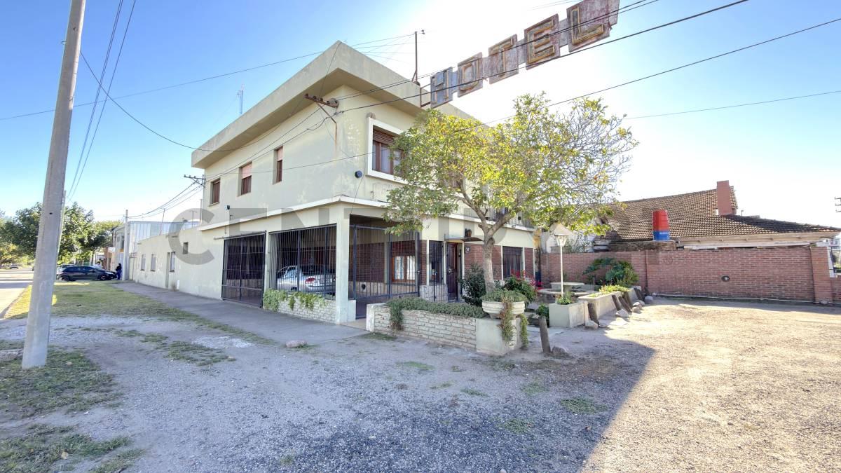Hotel en venta. Ruta 8 en esquina estratégica + vivienda y potencial de desarrollo. Venado Tuerto — foto 1