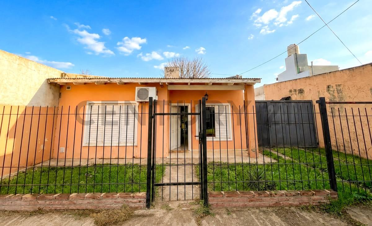 CASA DE 2 DORMITORIOS CON AMPLIO PATIO VERDE. VENADO TUERTO — foto 1