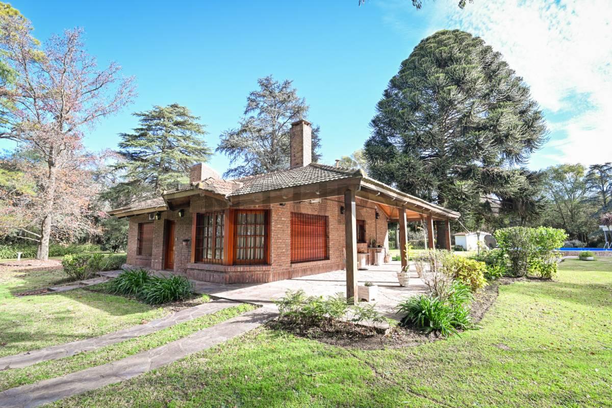 Exclusiva Casa Quinta con amplio parque, pileta y quincho — foto 1