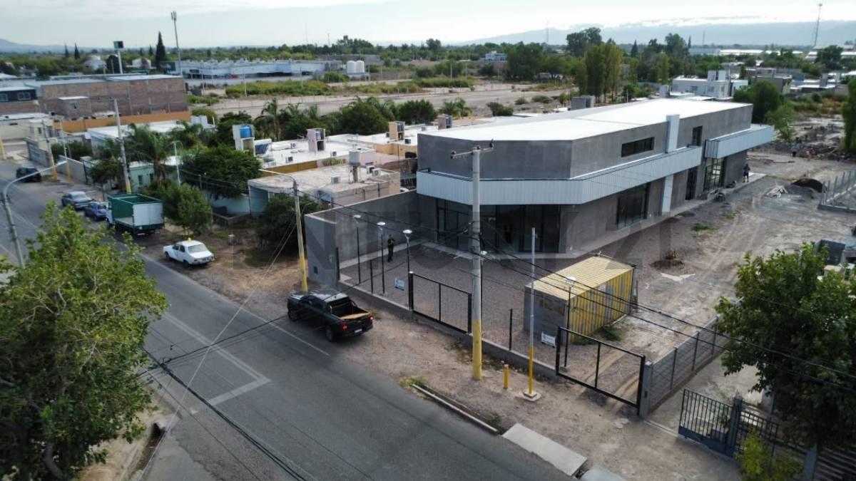 IMPONENTE LOCAL COMERCIAL A ESTRENAR VENTA O ALQUILER – UBICACIÓN ESTRATÉGICA -IDEAL PARA MULTIPLES — foto 1