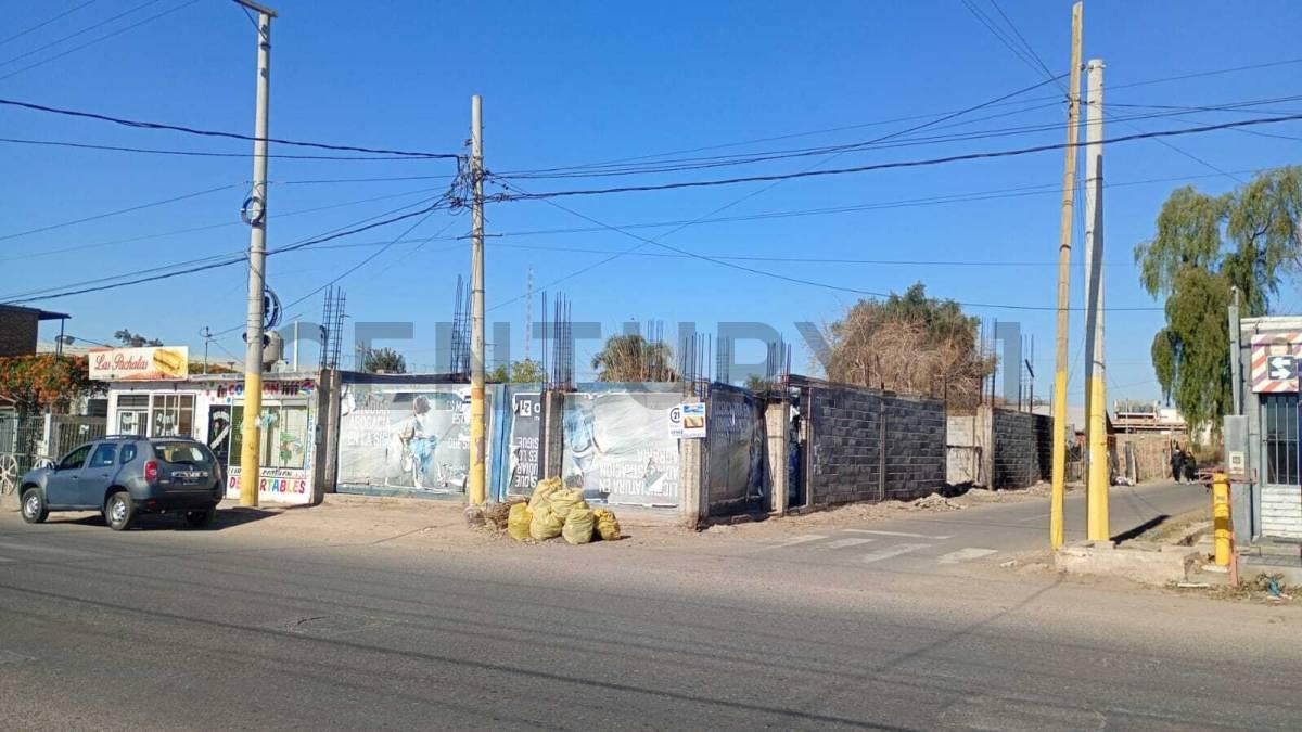 Venta de terreno con construcción a terminar. — foto 1