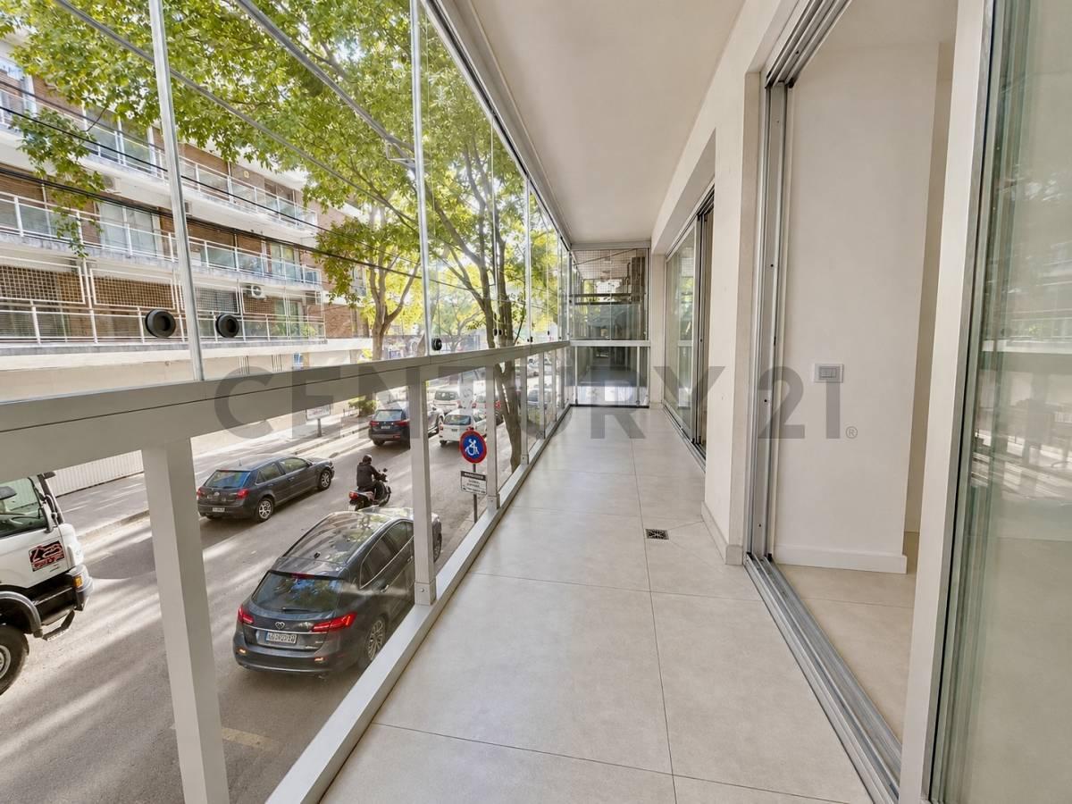 VENTA DEPARTAMENTO SEMIPISO 4 AMBIENTES CON DEPENDENCIA, PATIO, COCHERA FIJA Y CUBIERTA, Y AMENITIES — foto 1