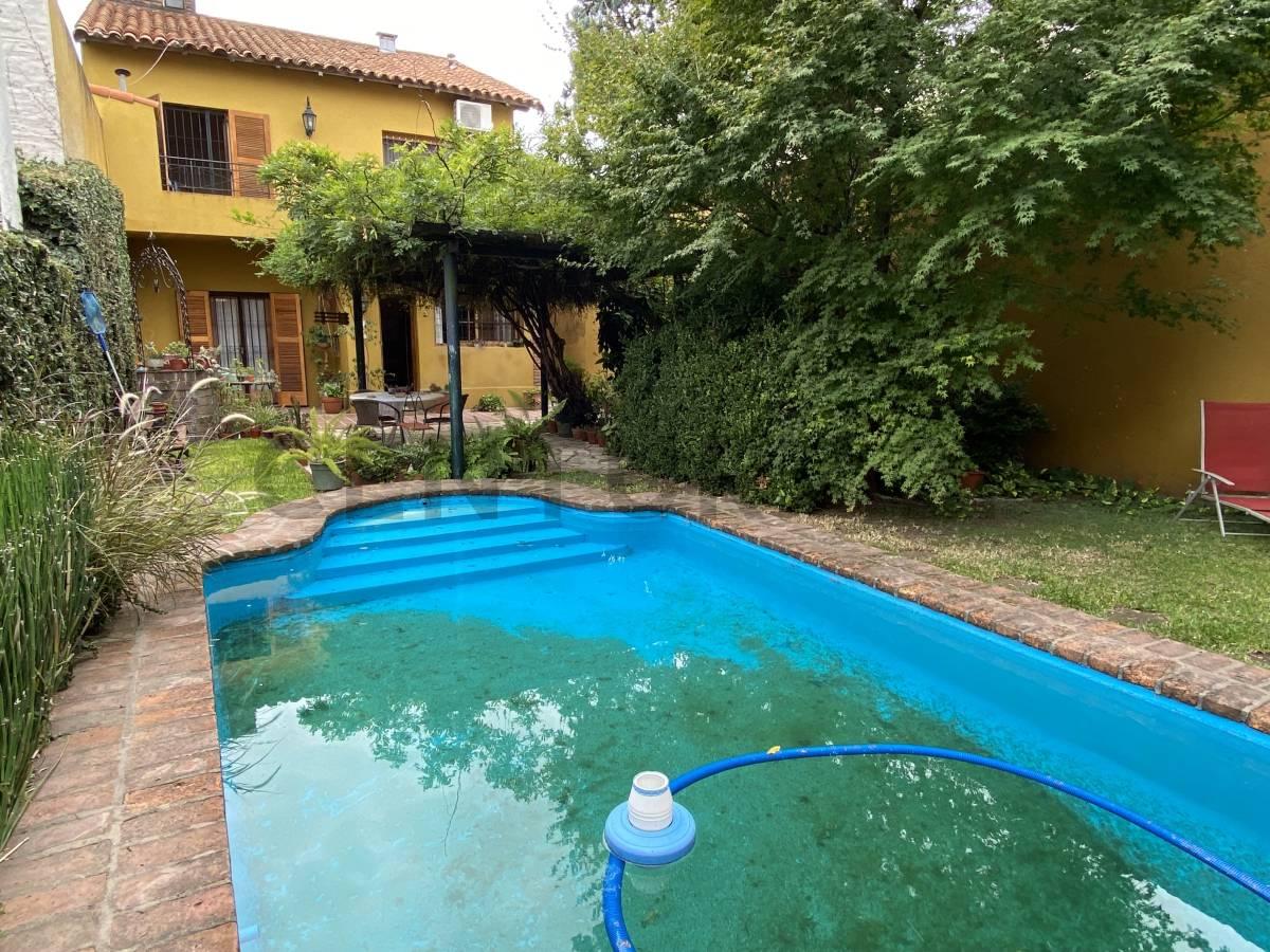 CASA CON PILETA Y QUINCHO — foto 1