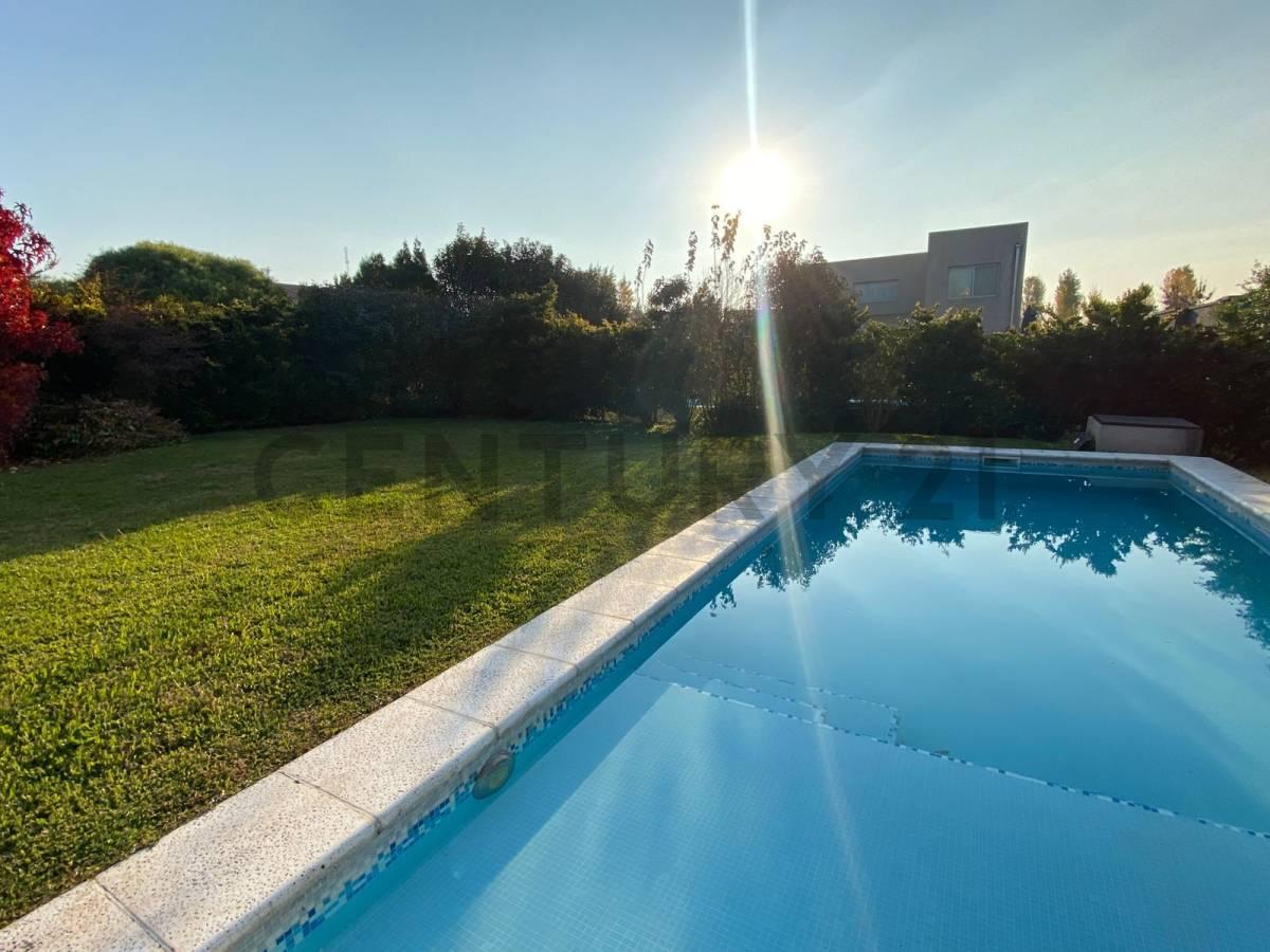 CASA CON PILETA PARQUIZADA AC EN TODOS LOS AMBIENTES — foto 1