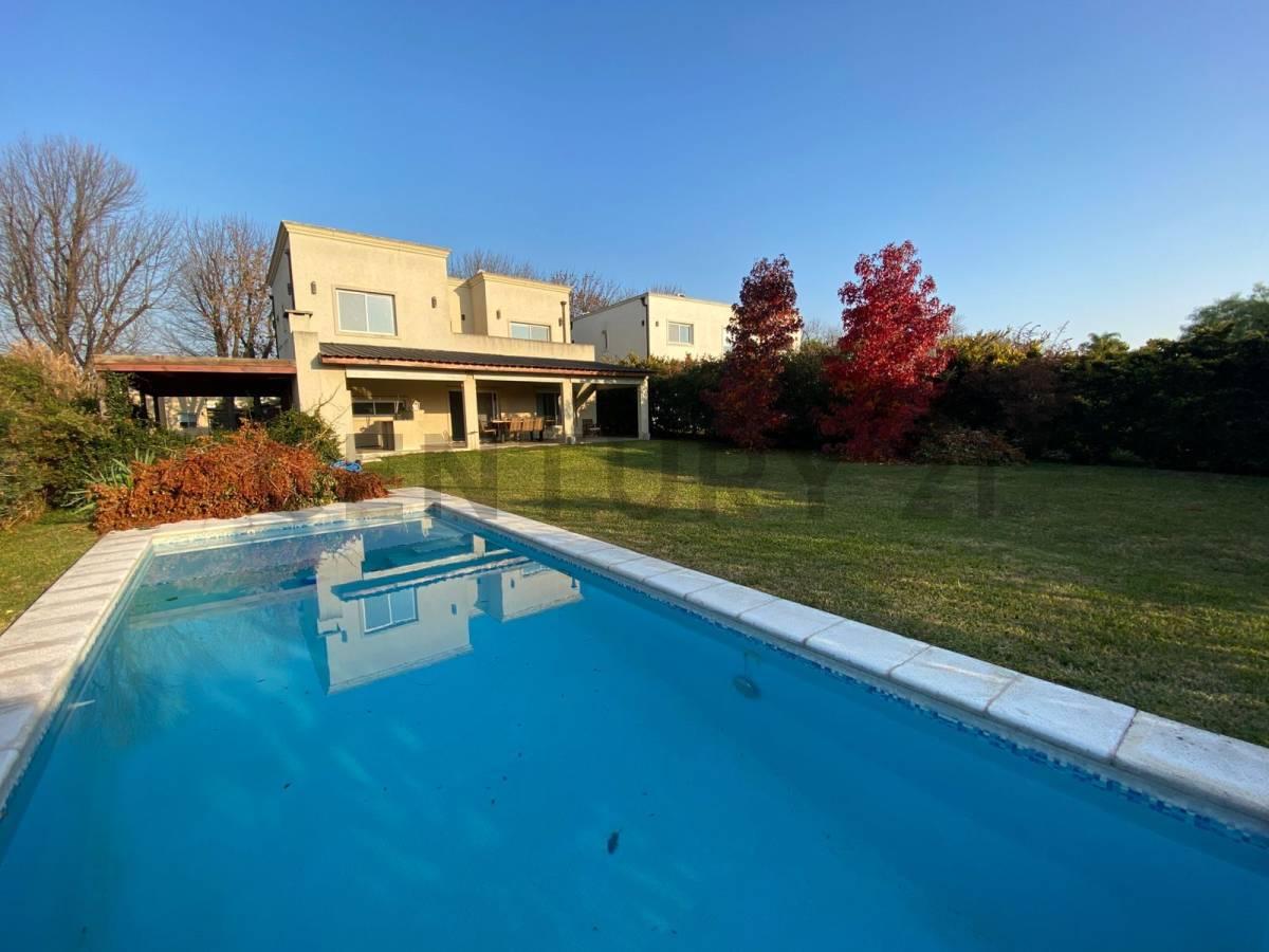 CASA CON PILETA PARQUIZADA AC EN TODOS LOS AMBIENTES — foto 1