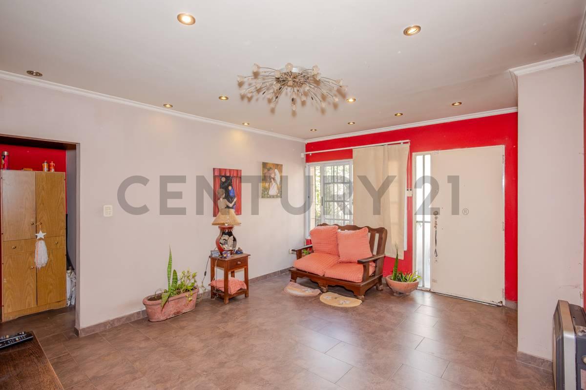Casa 3 ambientes con jardín, parrilla y cochera en Loma Hermosa - Acepta Permuta — foto 1