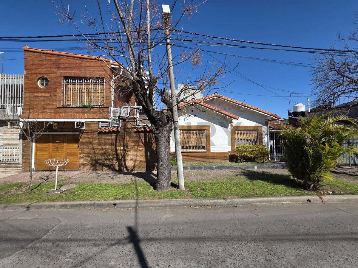 VENTA CASA 5 AMBIENTES GARAJE EN SANTOS LUGARES / PERMUTA — foto 1