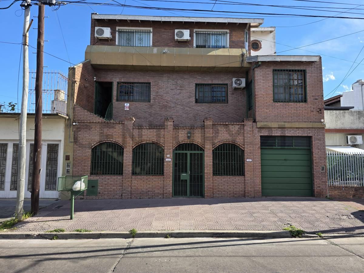 Venta gran ph de 8 ambientes de categoría, en Villa Maipú / permuta. — foto 1