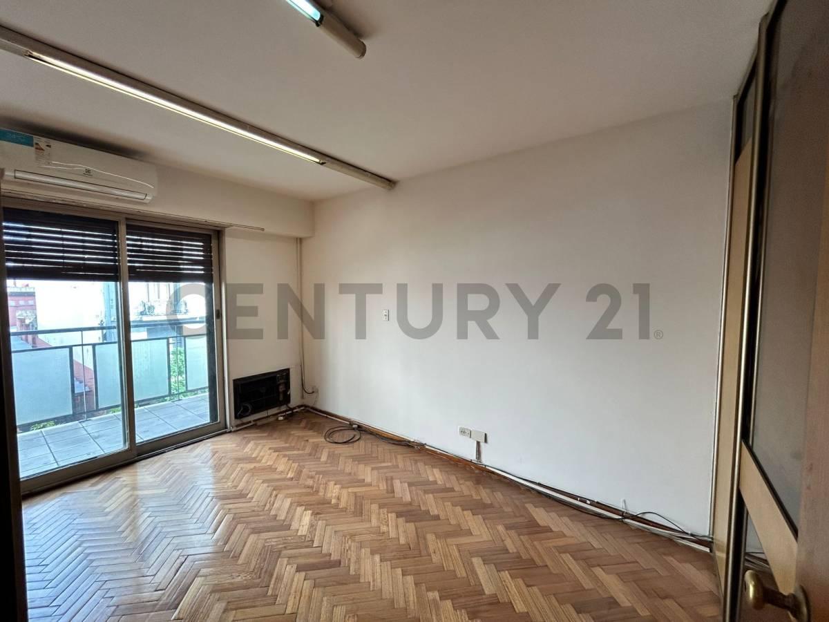 VENTA OFICINA CENTRO AL FRENTE + BALCÓN CON FINANCIACIÓN DIRECTA — foto 1