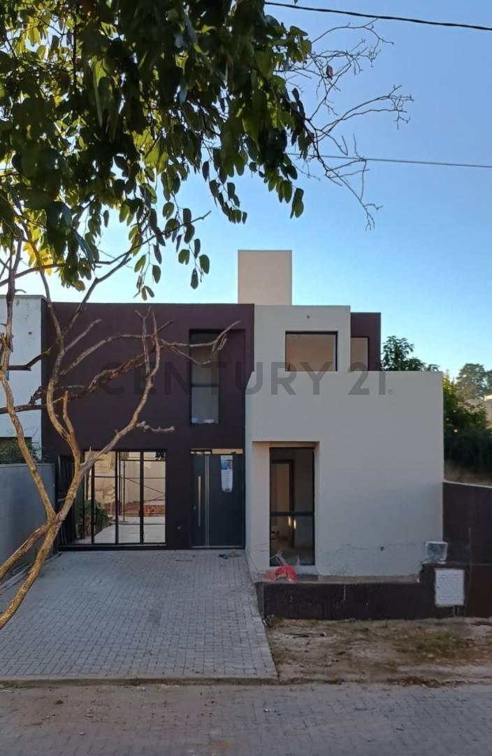 Barrio Spilimbergo NORTE, CASA EN VENTA! 3 DORMITORIOS Y PILETA — foto 1