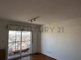 ¡Excelente 3 Ambientes al Frente con Balcón y Vista Abierta! – Piso Alto con Seguridad 24 hs — foto 1
