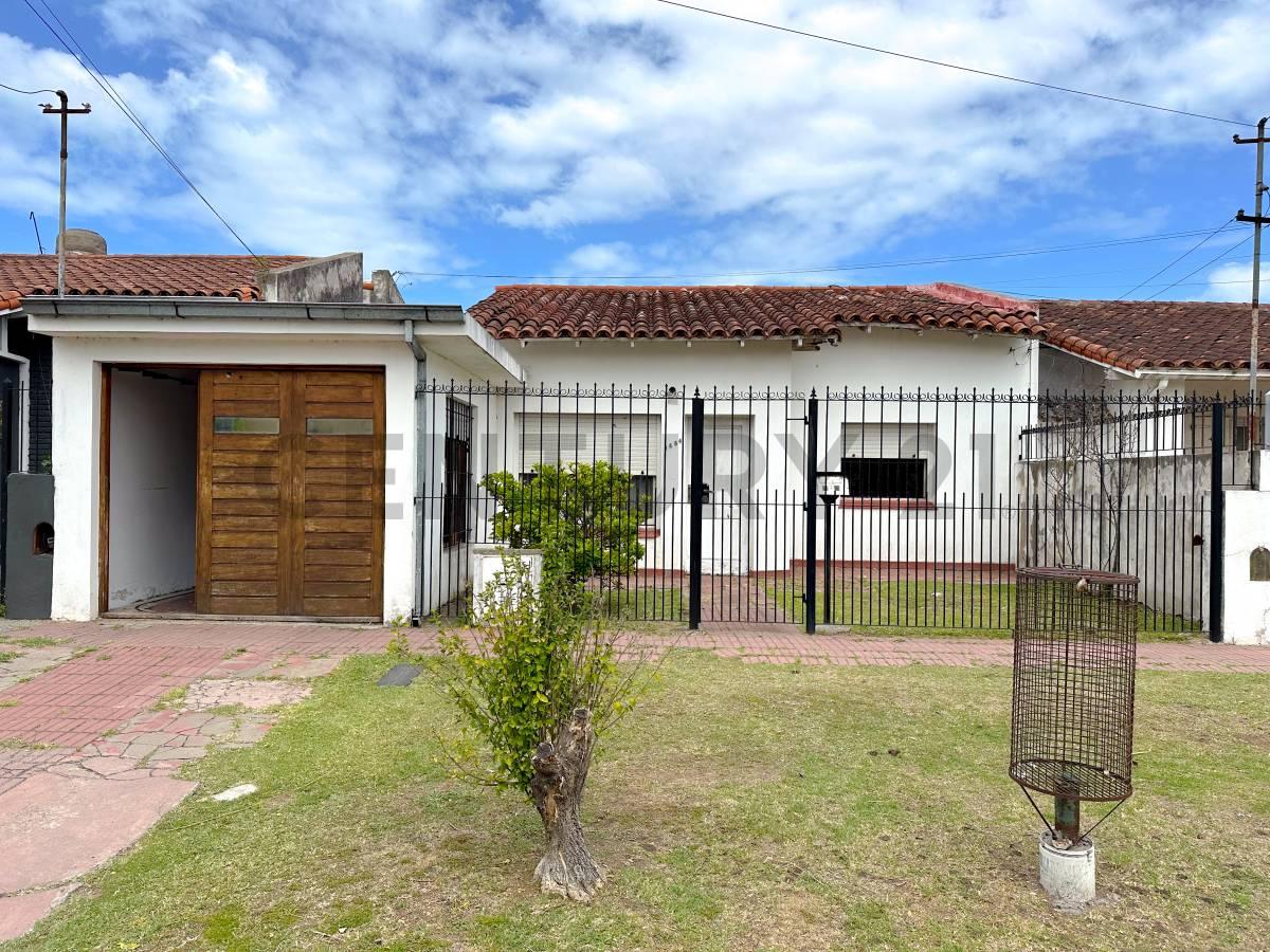 CASA 3 AMBIENTES C/PATIO Y PARRILLA, BARRIO FORTUNATO DE LA PLAZA, MAR DEL PLATA — foto 1
