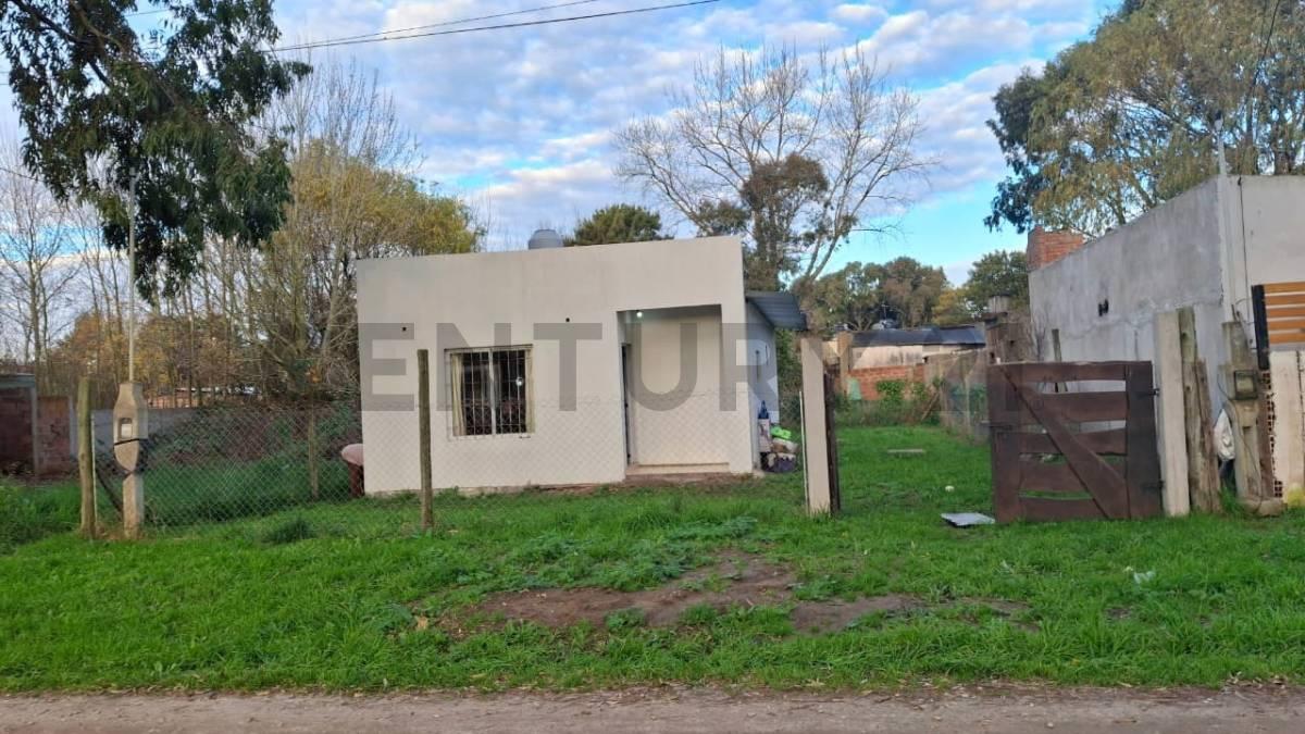 Venta - Casa sobre lote en Barrio Felix U Camet — foto 1
