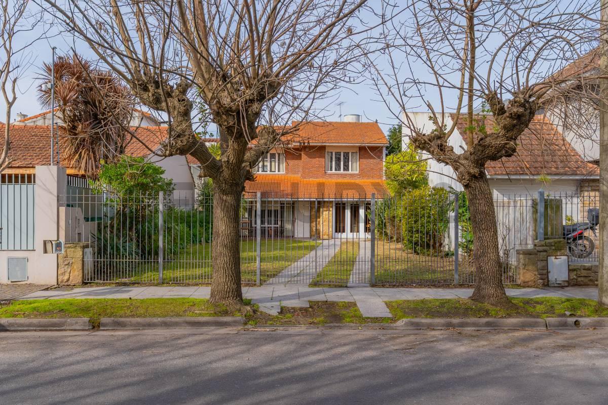VENTA CASA DE 4 AMBIENTES CON PARQUE Y COCHERA — foto 1
