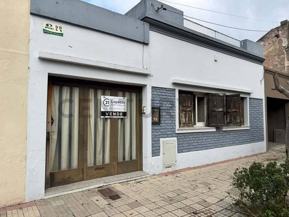OPORTUNIDAD!! VENDEMOS CASA EN TRES ARROYOS A METROS DE PLAZA ESPAÑA — foto 1