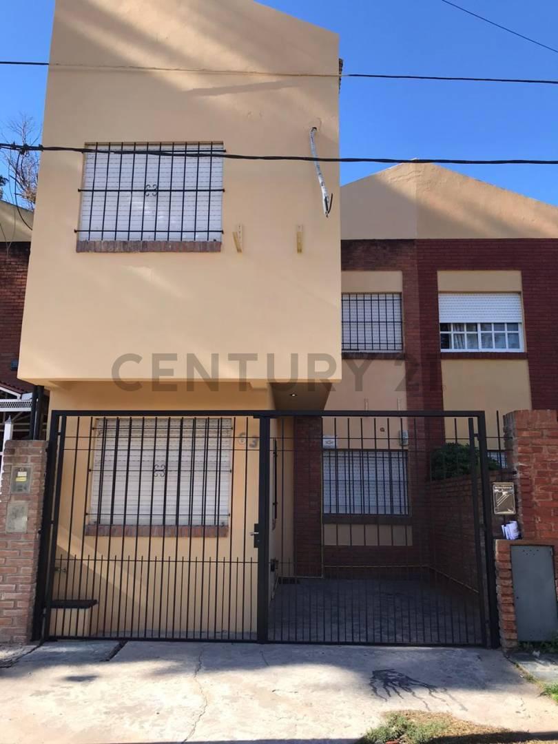 43 e/ 135 y 136 Amplio duplex de 3 dormitorios — foto 1