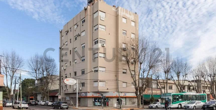 DEPARTAMENTO 3 AMBIENTES Y MEDIO – PISO ALTO – AL FRENTE SOBRE AV. MITRE 3000 — foto 1