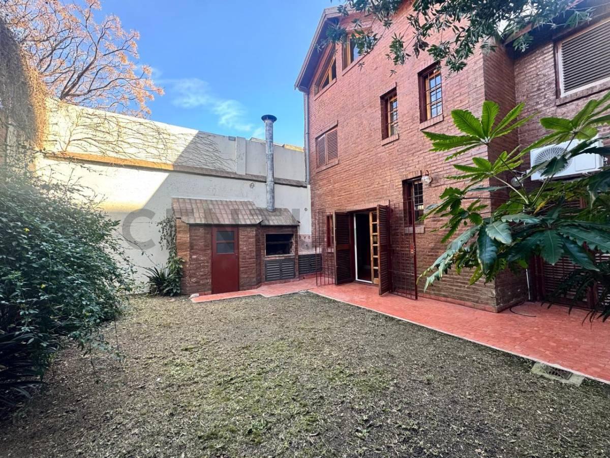 Venta Casa 5 ambientes c/Playroom, Parrilla , entrada para auto cubierta y jardín en Colegiales — foto 1