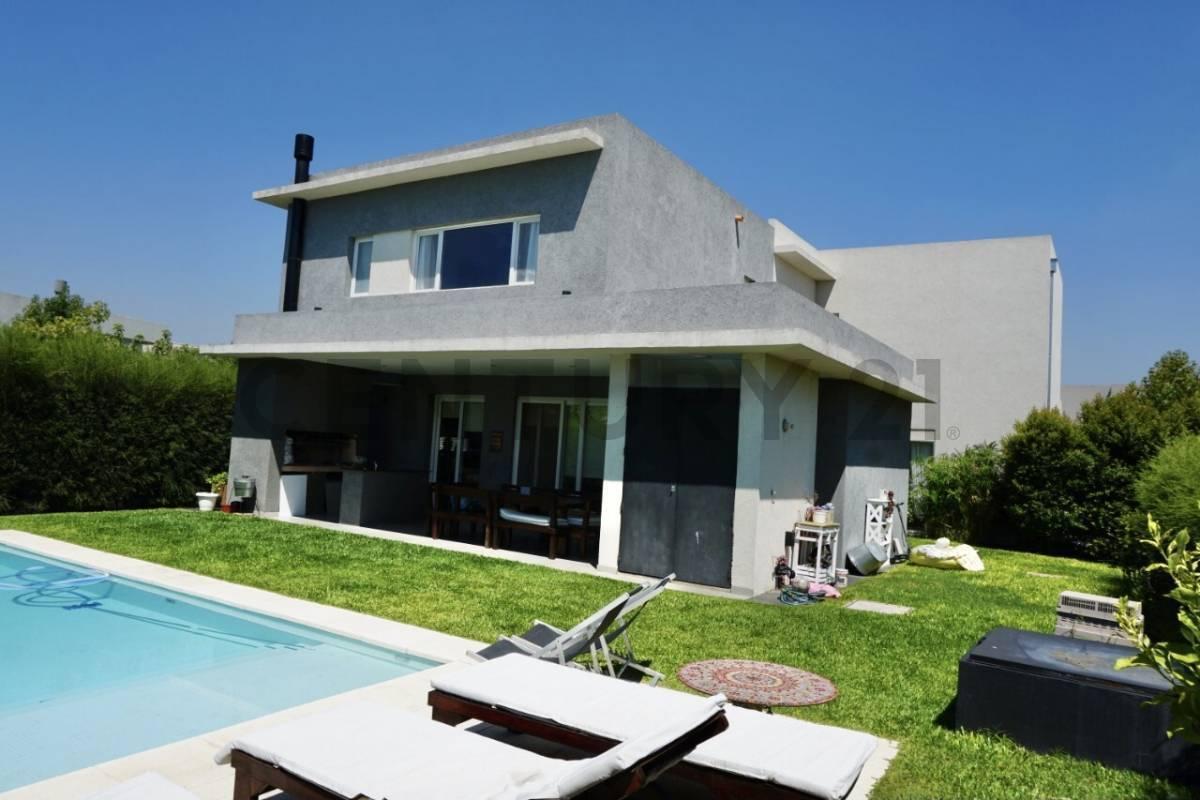 Casa en venta en Los Lagos Nordelta en lote interno — foto 1