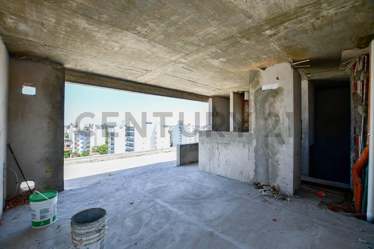 TRIPLEX SEMIPISO EN VENTA DE TRES DORMITORIOS CON TERRAZA Y COCHERA — foto 1