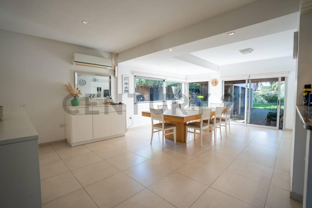 Casa en venta en City Bell, 3 dormitorios, quincho y pileta — foto 1