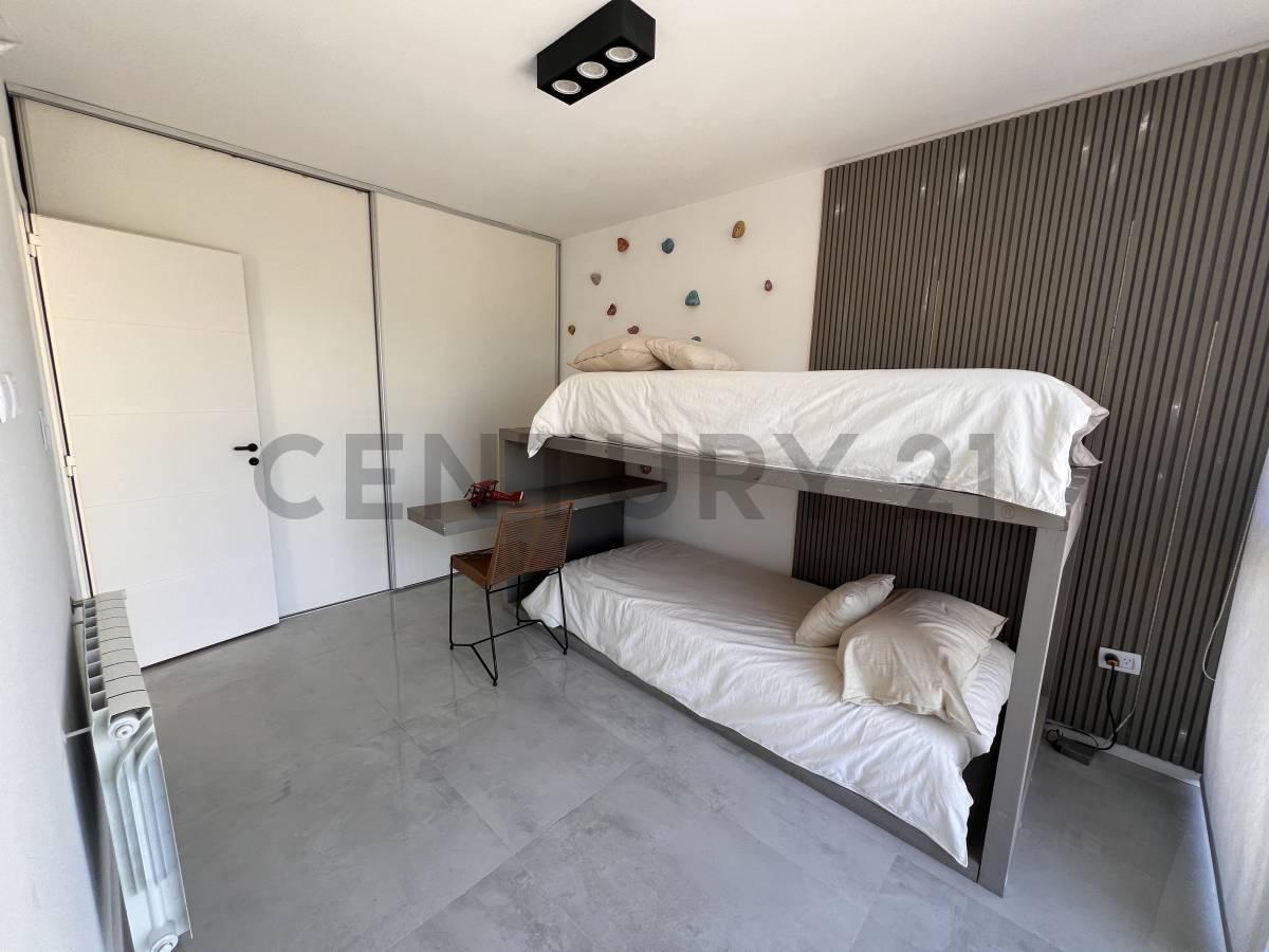CASA TRÍPLEX A ESTRENAR EN TIGRE – CAMINO DE LOS REMEROS | SUNNY — foto 1