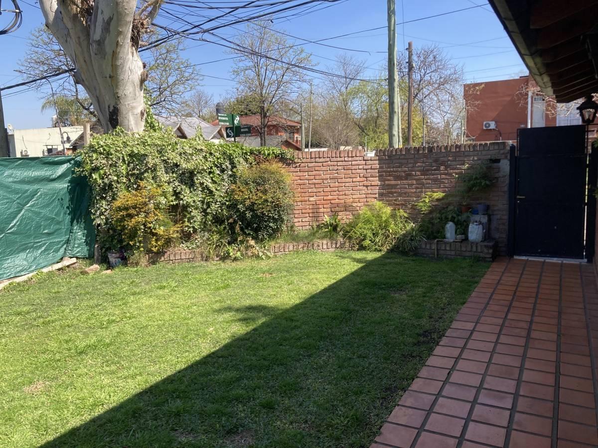 Chalet de 4 ambientes en venta en Benavídez – Excelente construcción, parque y piscina — foto 1