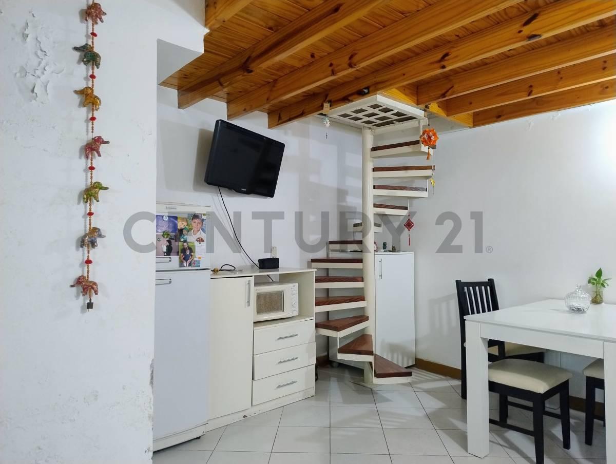 PH en venta zona Abasto, con entrepiso, hall de entrada y pequeña terraza. 4 ambientes. — foto 1