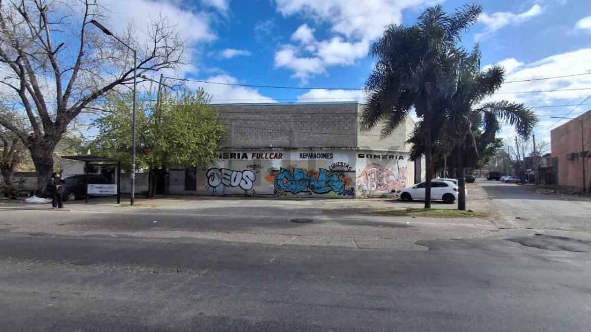 LOCAL COMERCIAL - GALPÓN - DEPOSITO - TALLER - 470M2 CUBIERTOS - AV. LARRALDE Y PASTEUR - TRONCOS DE — foto 1