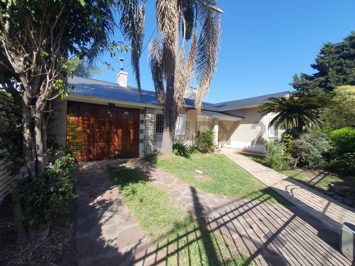 Casa en alquiler | 4 dormitorios | Dependencia con cocina y baño | Jardín | Galeria y cochera — foto 1