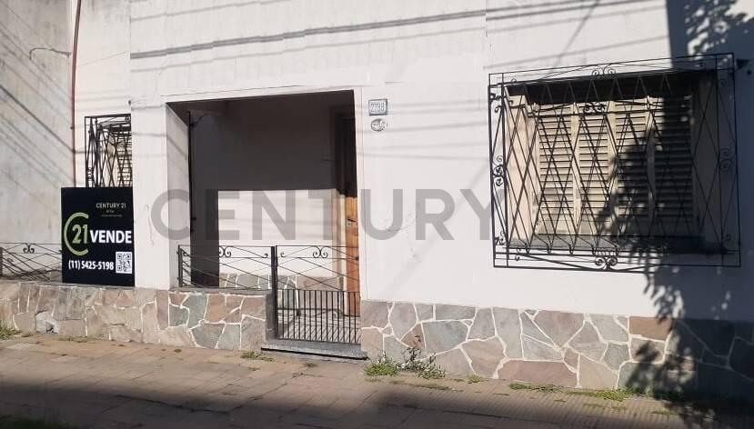 CASA EN VENTA EN LOTE PROPIO - A REFACCIONAR - CON PATIO JAR — foto 1