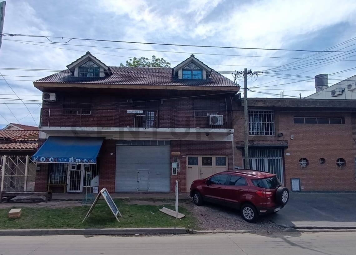Venta Casa 4 ambientes con 2 Locales Cochera — foto 1