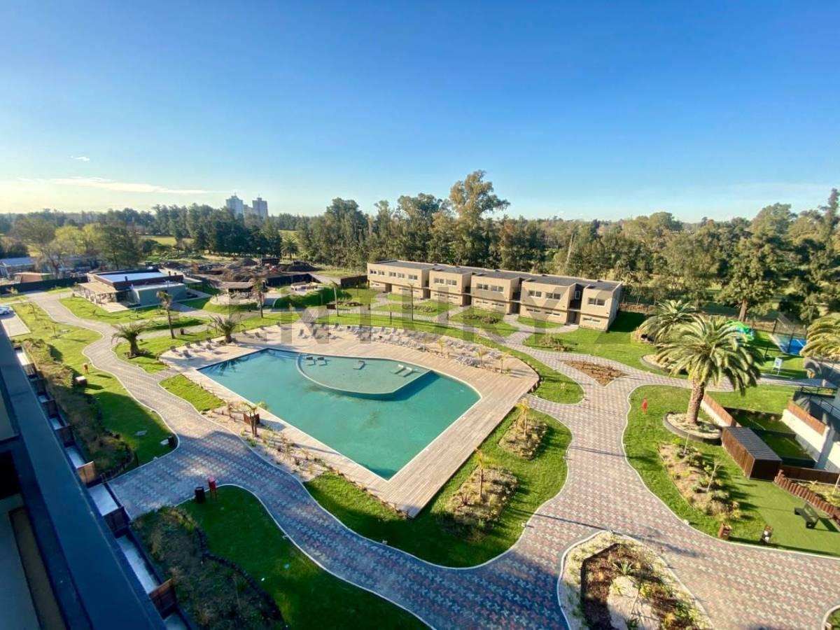 MONOAMBIENTE CON COCHERA CUBIERTA Y VISTA AL GOLF - RENATA GOLF — foto 1