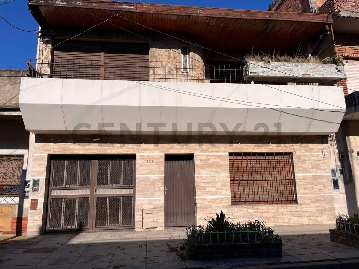VENTA CASA MULTIFAMILIAR 5 AMBIENTES CON TERRAZA, QUINCHO Y GARAGE EN RAMOS MEJÍA A REFACCIONAR — foto 1