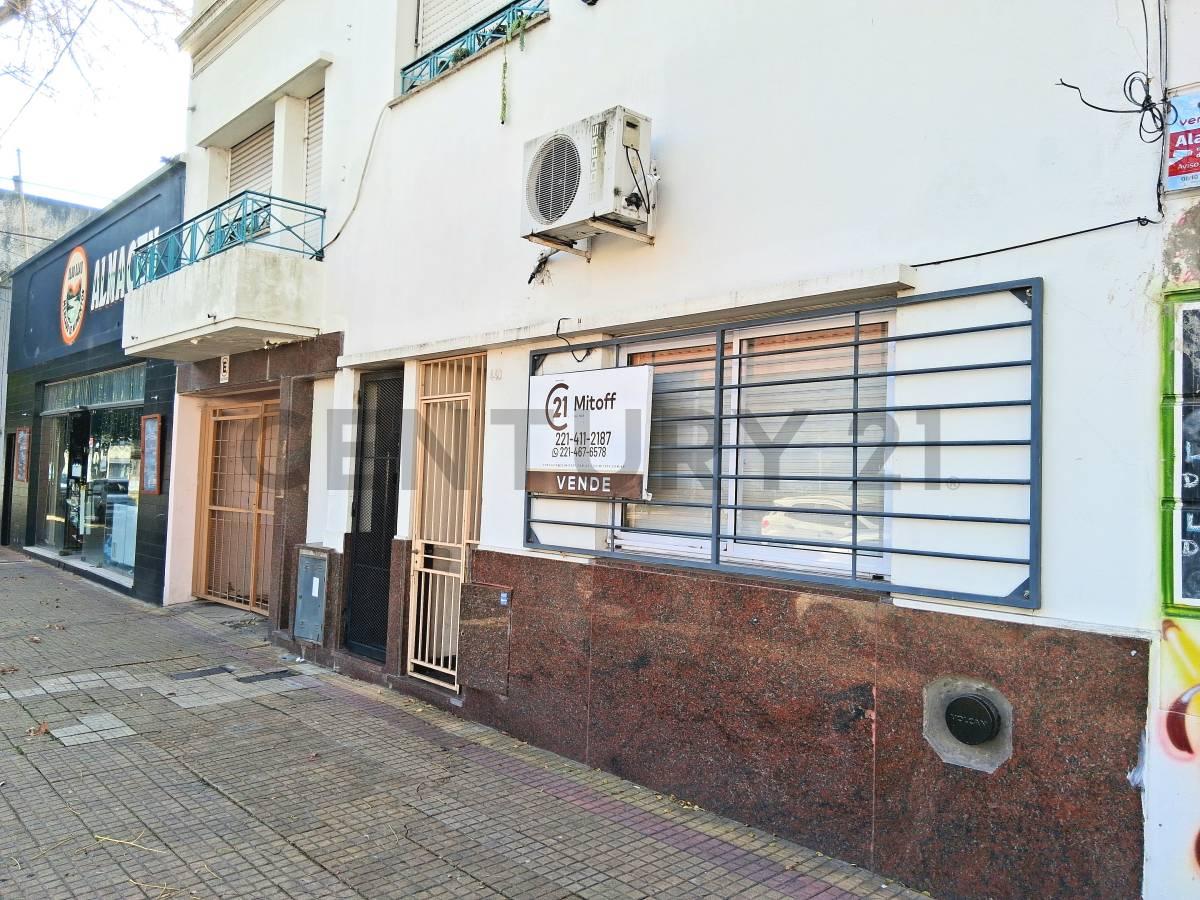 Ph en venta al frente 2 dormitorios con cochera y galpón/taller 22 e/ 40 y 41 — foto 1
