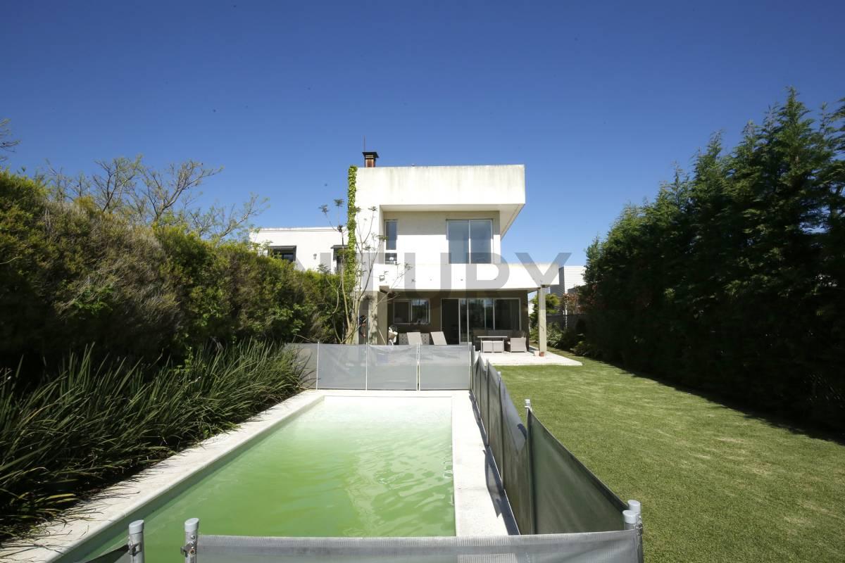 CASA EN VENTA EN CITY BELL BARRIO EL QUIMILAR — foto 1