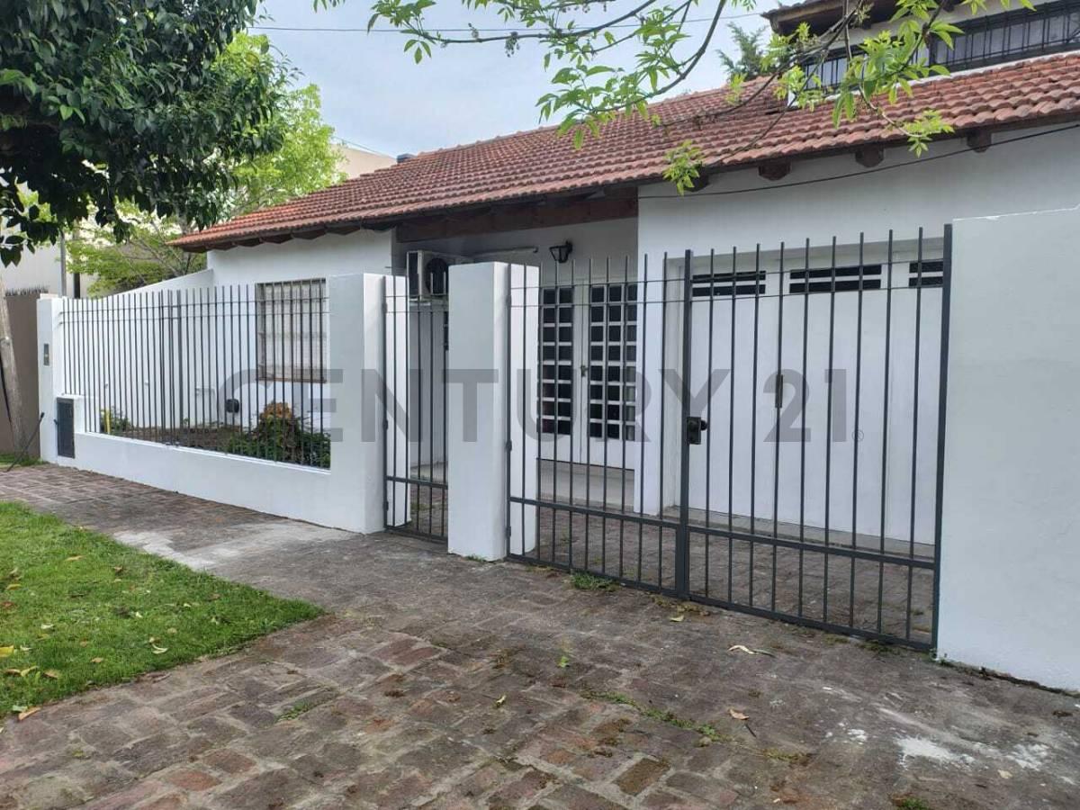 12 entre 485 y 486 SE VENDE CASA CON 3 DORMITORIOS - QUINCHO Y PILETA – Villa Castells - City Bell — foto 1