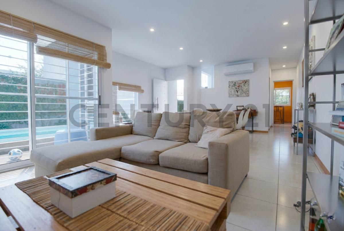 Casa en venta en Gonnet de 2 dormitorios y pileta — foto 1