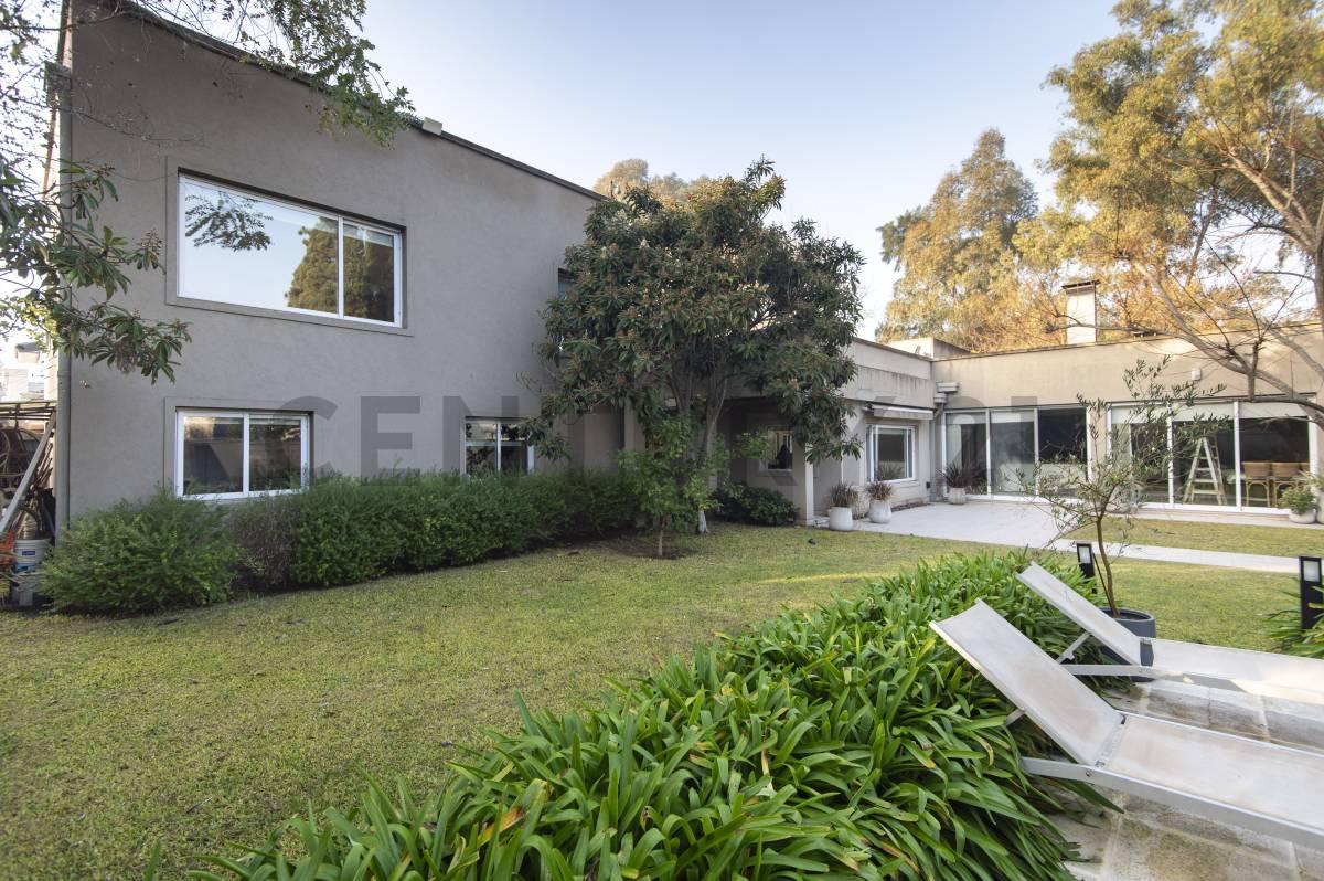 Casa en venta de categoría en Gonnet 4 Dormitorios / 4 Cocheras / Piscina y Quincho — foto 1