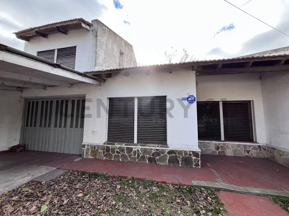 Calle 140 e/ 56 y 57 | Casa en venta de 3 Dormitorios a refaccionar — foto 1