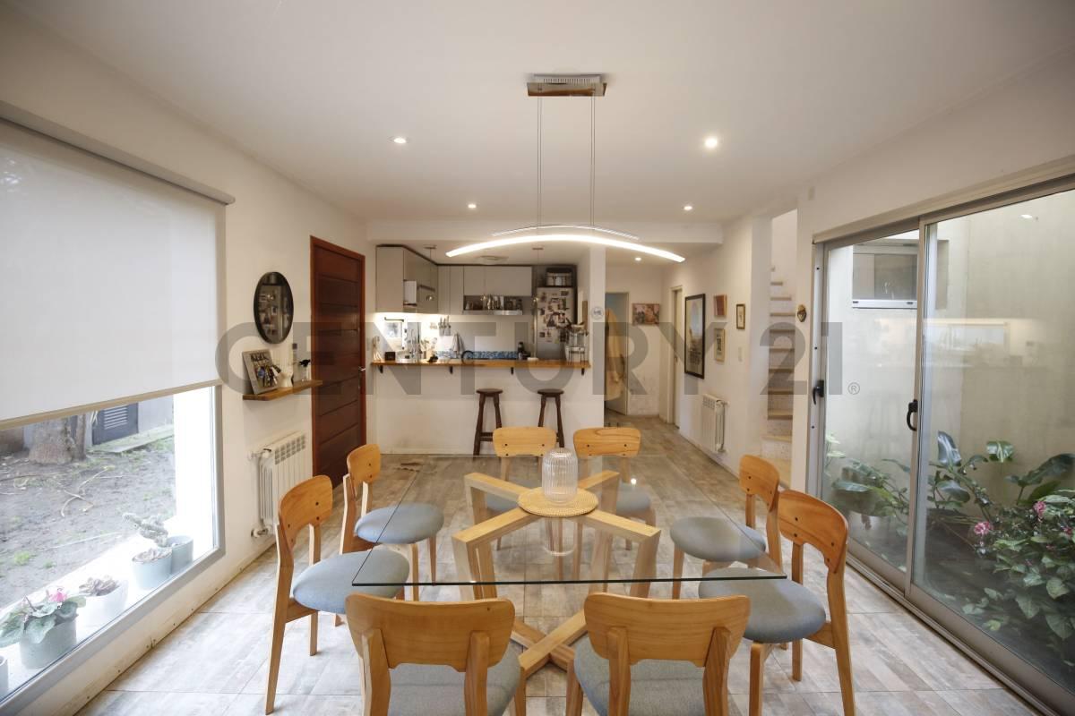 Casa en venta en Gonnet entre caminos | 4 dormitorios, pileta y parque — foto 1